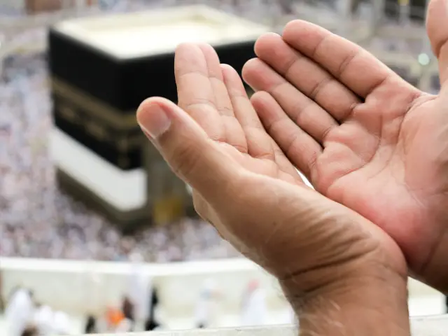 praying overlooking the kaaba